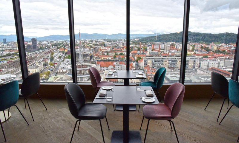 Restavracija B-Restaurant znotraj ljubljanskega Hotela Intercontinental.