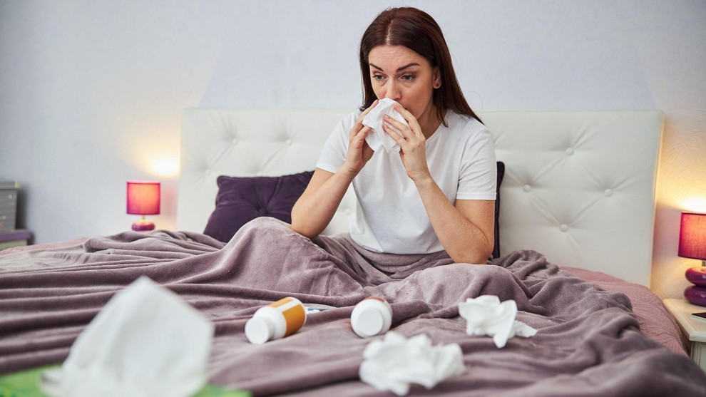 Izcedek iz nosu je največkrat posledica virusne okužbe sinusov, običajno prehlada, lahko pa ga povzroči tudi hladno vreme, alergije, sinusitis …