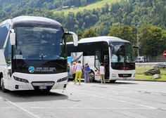 Kot da se ni nič zgodilo: turista na postajališču zbil avto, turistična skupina pa brezčutno nadaljevala pot