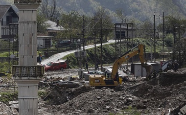 Grozljivi prizori iz uničene Jablanice: iščejo še štiri pogrešane (FOTO)