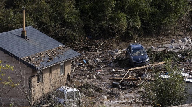 Grozljivi prizori iz uničene Jablanice: iščejo še štiri pogrešane (FOTO) (foto: Profimedia)