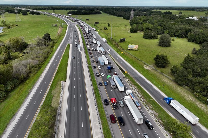 Prihaja smrtonosno uničenje: evakuacija v teku, kolone skoraj nepremične, zmanjkalo tudi bencina (foto: Profimedia)