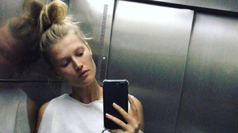 Toni Garrn ogledalo dvigalo selfi