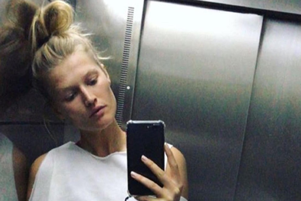 Toni Garrn ogledalo dvigalo selfi