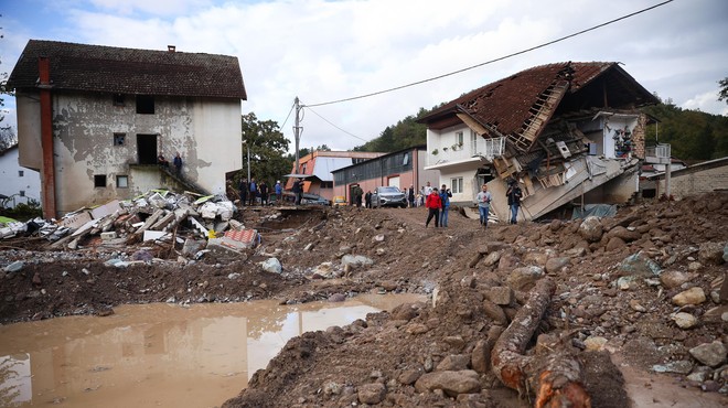 Prizori, ki pretresejo: število mrtvih v katastrofalnih poplavah naraslo, iskanje žrtev se nadaljuje (foto: Armin Durgut/Bobo)