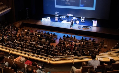 Dr. Gordon Neufeld je obravnaval ključne teme, povezane s starševstvom in izzivi odraščanja.