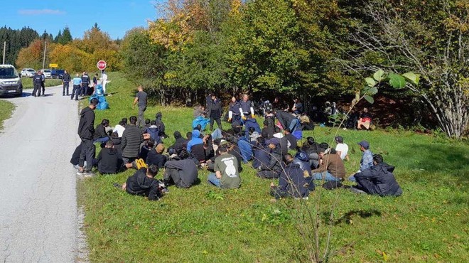 Alarmantno stanje blizu državne meje: policisti prijeli skupino 94 oseb (FOTO) (foto: Policija)