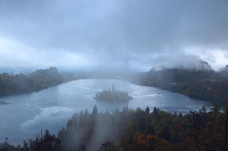 Dež, megla in burja: vreme prehaja v hladnejšo zimo (foto: Profimedia)