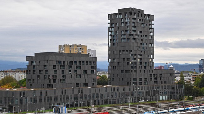 Ena najbolj prestižnih ljubljanskih zgradb ni tako popolna, kot se zdi: težave se kar vrstijo ... (foto: Bobo)