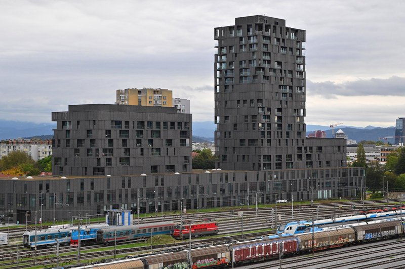 Ena najbolj prestižnih ljubljanskih zgradb ni tako popolna, kot se zdi: težave se kar vrstijo ... (foto: Bobo)