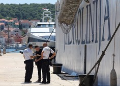 Želeli so na hrvaški otok, a se niso mogli izkrcati iz trajekta: ne boste verjeli, kaj je bila težava in kaj so naredili z ladjo, polno ljudi