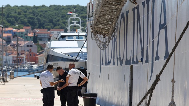 Želeli so na hrvaški otok, a se niso mogli izkrcati iz trajekta: ne boste verjeli, kaj je bila težava in kaj so naredili z ladjo, polno ljudi (foto: BOBO/Nel Pavletic)