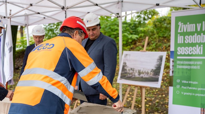 Vzdolž glavne ceste: za 6,72 milijona evrov bodo zgradili 46 stanovanj (znano, komu bodo namenjena) (foto: BOBO/Nik Bertoncelj)