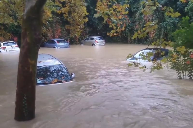 Pretresljivi prizori: ceste so se spremenile v reke, voda odnašala avtomobile (VIDEO) (foto: @hr_eventhunter Twitter)