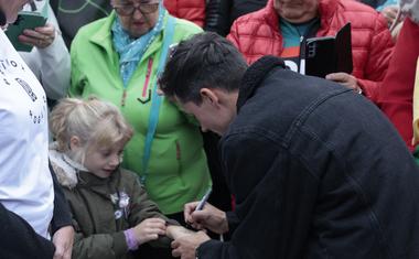 Čustven sprejem slovenskega kolesarskega asa Primoža Rogliča: oglejte si, kako je izgledal dogodek (FOTO in VIDEO)