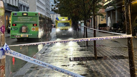 Kaj se dogaja v središču Ljubljane? Pred znanim hotelom je mrgolelo policistov (FOTO)