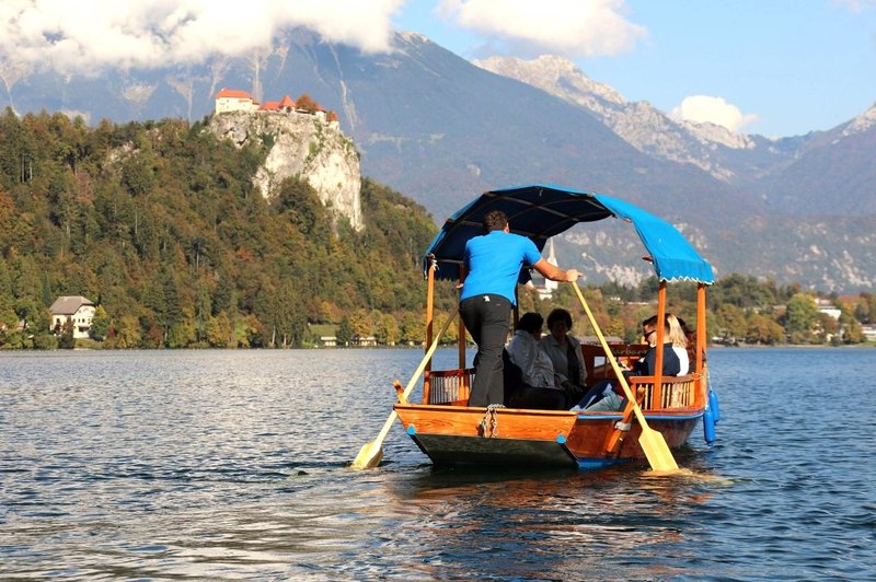 Bled Blejsko jezero pletna turisti