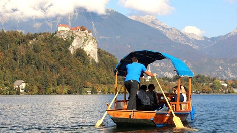 Bled Blejsko jezero pletna turisti