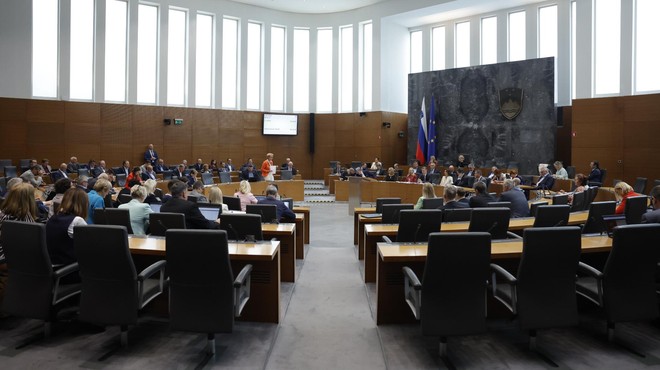 Slovenski politiki pod drobnogledom: preiskovalni urad zahteva posnetke iz državnega zbora (foto: Borut Živulović/Bobo)