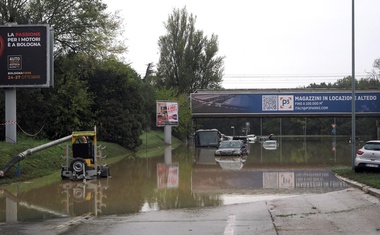 Dramatične razmere pri naših sosedih: deroča voda odnesla avto z bratoma, rešil se je le eden (FOTO)