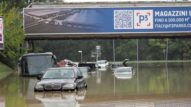 Dramatične razmere pri naših sosedih: deroča voda odnesla avto z bratoma, rešil se je le eden (FOTO)