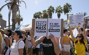 Njihova država ni tematski park! Protestniki z množičnim protestom prekinili poležavanje turistov na plaži