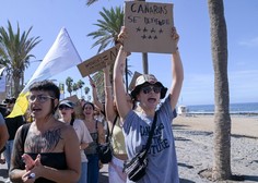 Njihova država ni tematski park! Protestniki z množičnim protestom prekinili poležavanje turistov na plaži