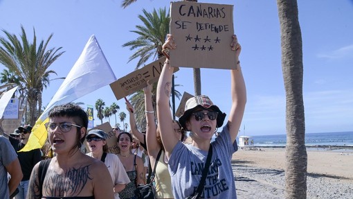 Njihova država ni tematski park! Protestniki z množičnim protestom prekinili poležavanje turistov na plaži