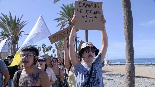 Njihova država ni tematski park! Protestniki z množičnim protestom prekinili poležavanje turistov na plaži (foto: Profimedia)