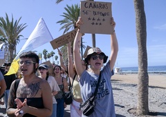 Njihova država ni tematski park! Protestniki z množičnim protestom prekinili poležavanje turistov na plaži