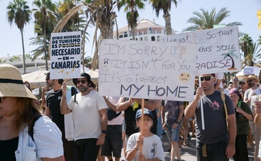 Njihova država ni tematski park! Protestniki z množičnim protestom prekinili poležavanje turistov na plaži