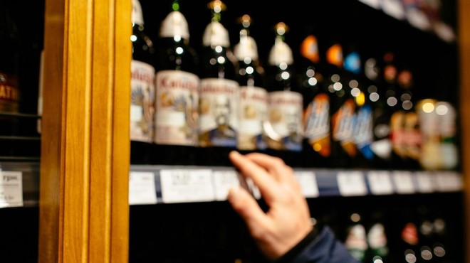 Alarmantno: Preverite, koliko mladoletnikov brez težav kupuje alkohol v Sloveniji – številke vas bodo presenetile! (foto: Profimedia)