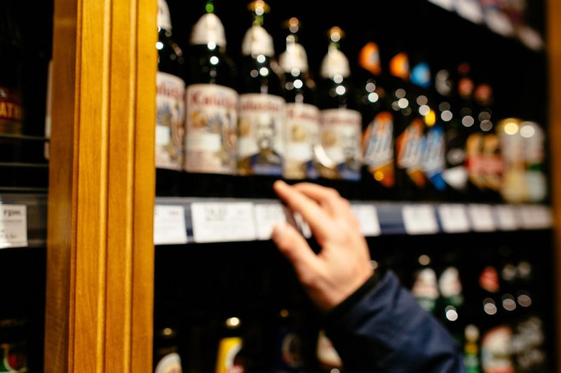 Alarmantno: Preverite, koliko mladoletnikov brez težav kupuje alkohol v Sloveniji – številke vas bodo presenetile! (foto: Profimedia)