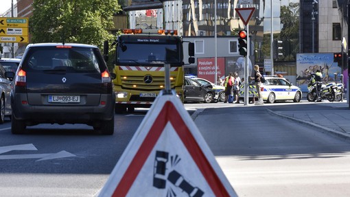 Huda nesreča, v kateri so trčila tri vozila: policija prosi za pomoč