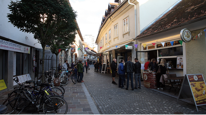 Na Trubarjevi v Ljubljani znani kuhar odpira novo restavracijo: gurmani, pozor, na žaru pečejo ... (foto: Bobo)