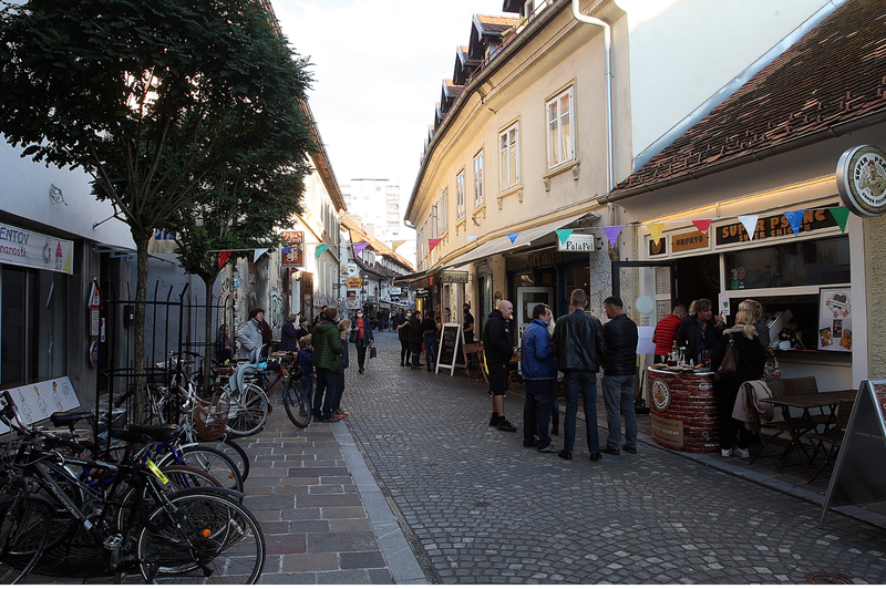 Na Trubarjevi v Ljubljani znani kuhar odpira novo restavracijo: gurmani, pozor, na žaru pečejo ... (foto: Bobo)