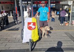 Popotnik Oliver Tič in njegova psička peš na poti okoli sveta dosegla pomemben mejnik