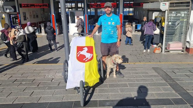 Popotnik Oliver Tič in njegova psička peš na poti okoli sveta dosegla pomemben mejnik (foto: Oliver Tič/Facebook)