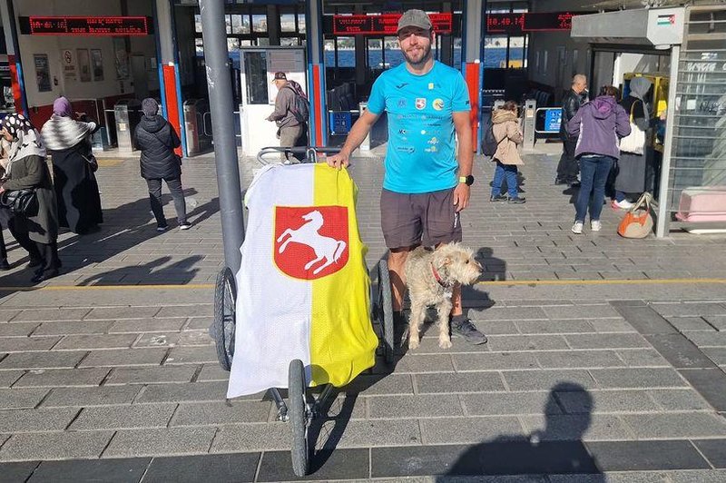 Popotnik Oliver Tič in njegova psička peš na poti okoli sveta dosegla pomemben mejnik (foto: Oliver Tič/Facebook)