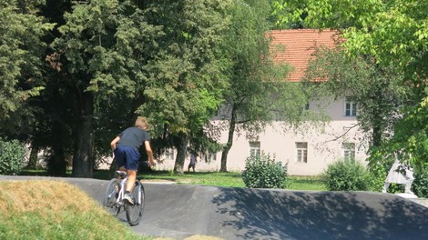 vojašnica Škofja Loka park kolo otrok