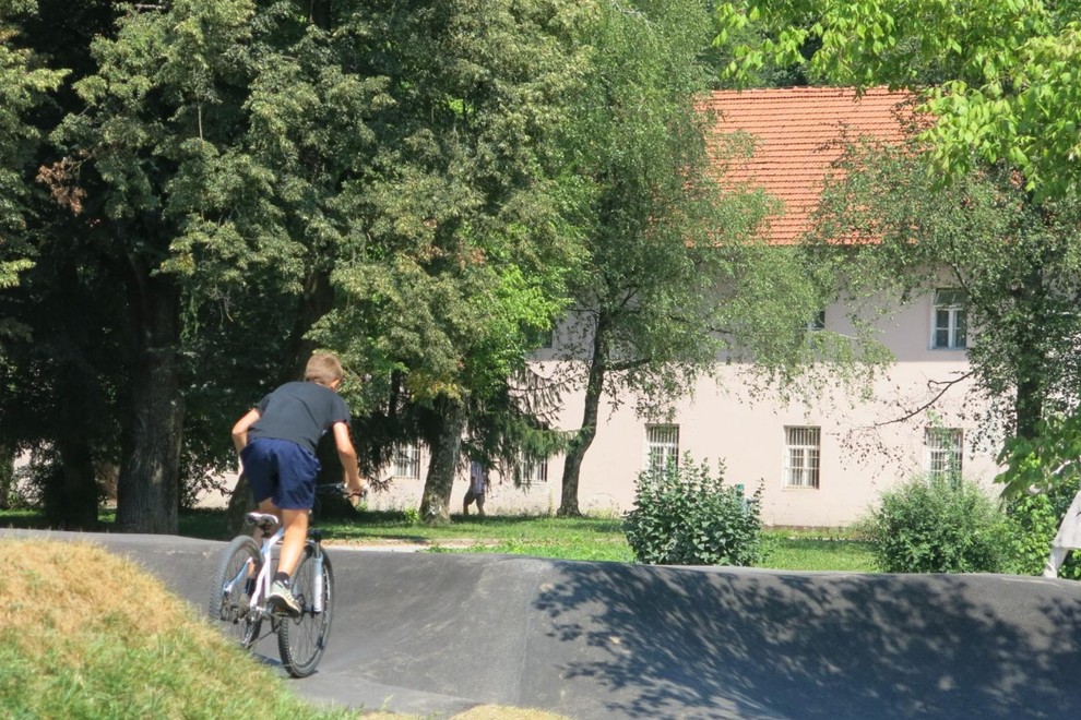 vojašnica Škofja Loka park kolo otrok