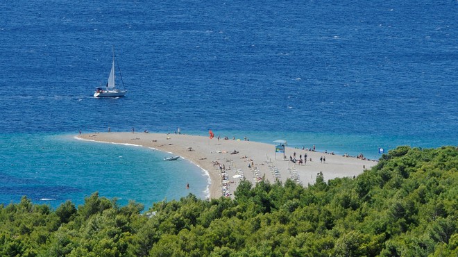 Čas za ukrepanje: domačini zaskrbljeni nad uničevanjem vsem zelo znane hrvaške plaže (foto: BOBO/Milos Vujinovic)