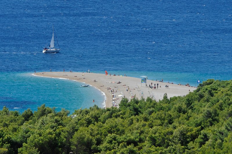 Čas za ukrepanje: domačini zaskrbljeni nad uničevanjem vsem zelo znane hrvaške plaže (foto: BOBO/Milos Vujinovic)