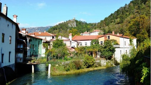 Slovenski biser ob vodi, kjer vino teče v potokih — turisti vedno osupnejo nad njim