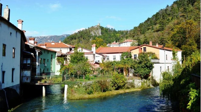 Slovenski biser ob vodi, kjer vino teče v potokih — turisti vedno osupnejo nad njim (foto: Ma.Po.)