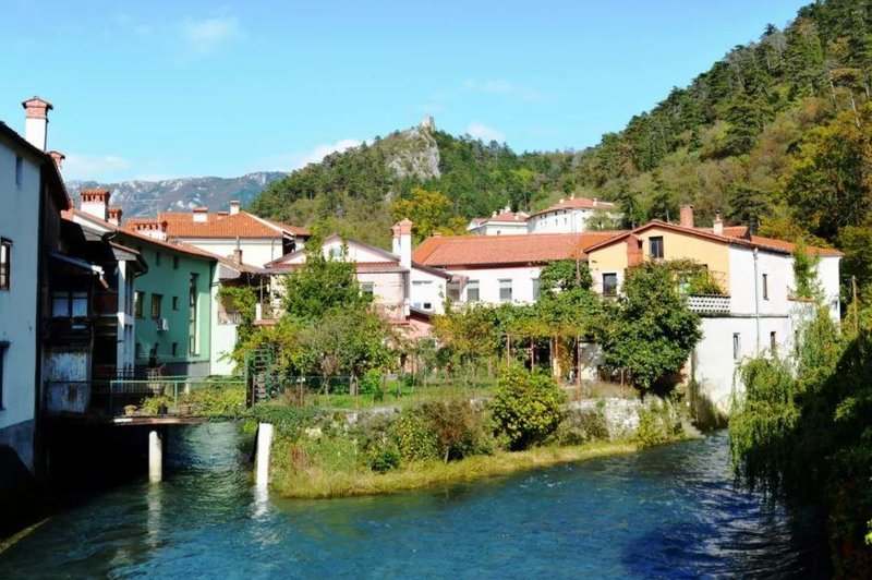 Slovenski biser ob vodi, kjer vino teče v potokih — turisti vedno osupnejo nad njim (foto: Ma.Po.)