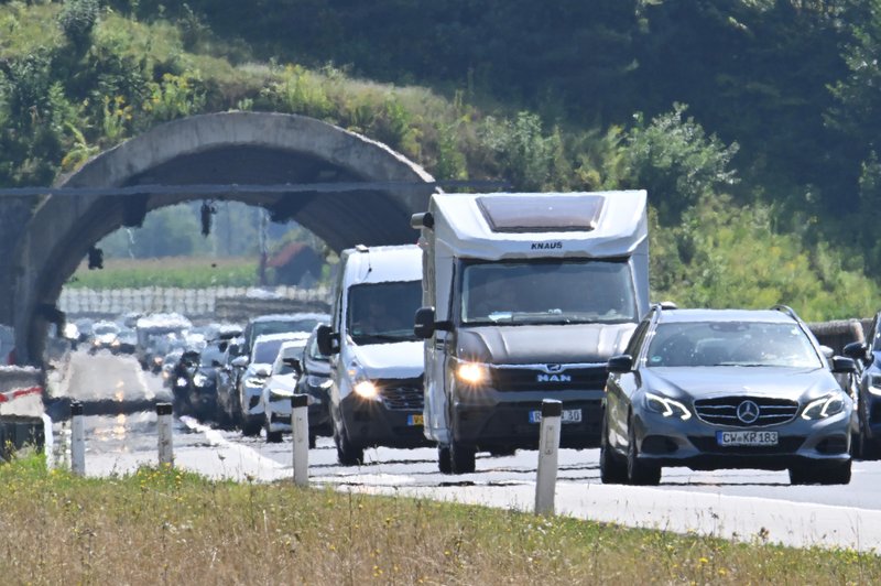 Vozniki, pozor! Na štajerski avtocesti je zagorelo vozilo (foto: Žiga Živulovič jr./Bobo)