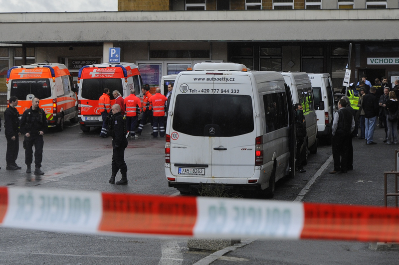 Streljanje in množičen pretep med več sto ljudmi: 15-letnik zaradi hudih poškodb glave v smrtni nevarnosti (foto: Profimedia)