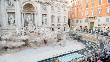 Fontana di Trevi, obnova, bazen