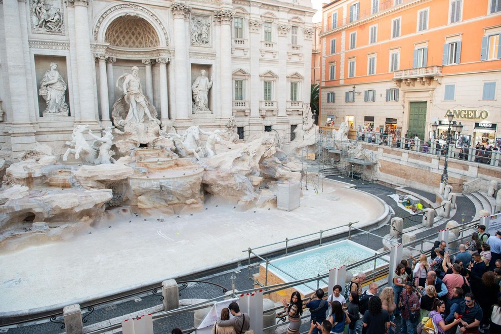 Fontana di Trevi, obnova, bazen